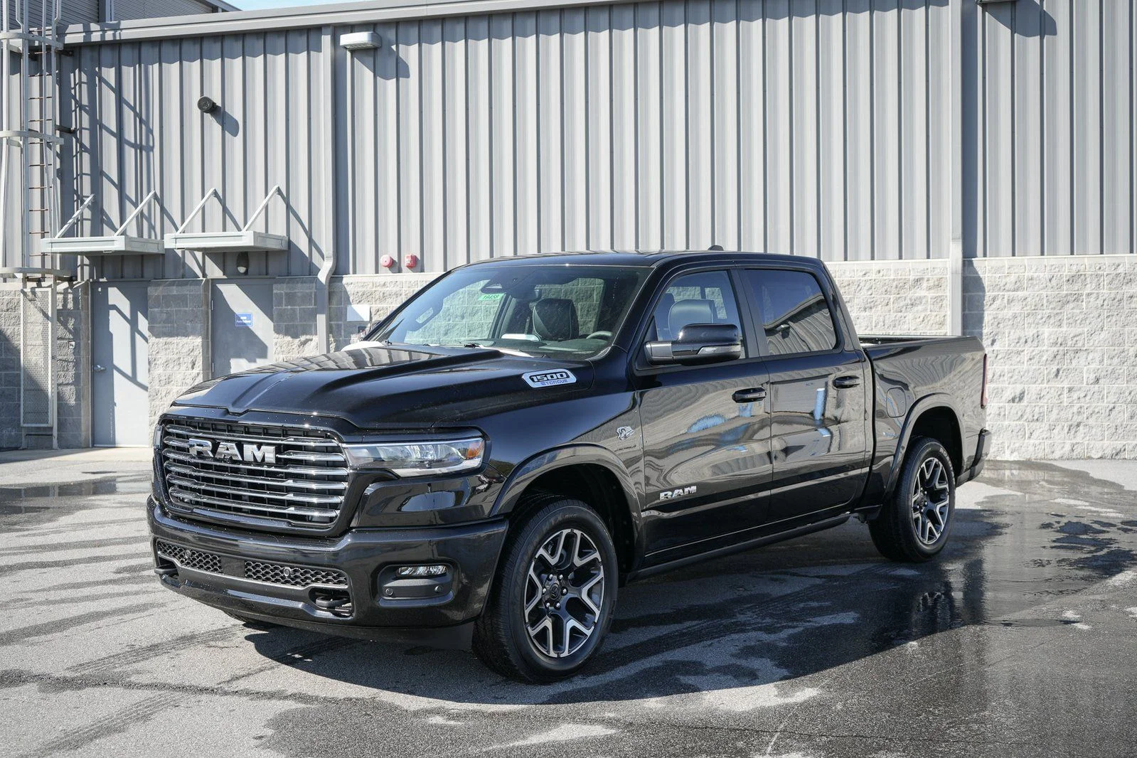 New 2026 Diamond Black Crystal Pearl-Coat Exterior Paint RAM Laramie image 4