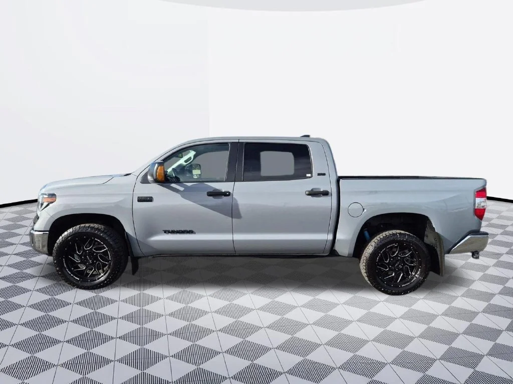 Used 2020 Cement Toyota SR5 image 3