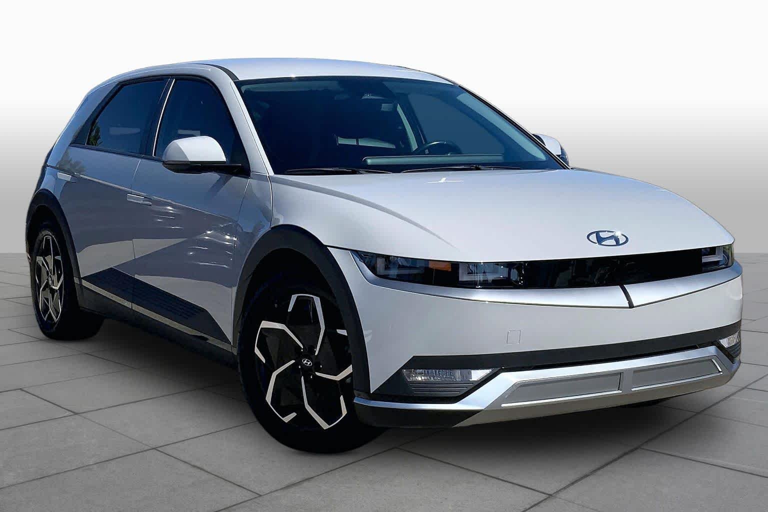 Used 2024 Cyber Gray Hyundai SE image 2