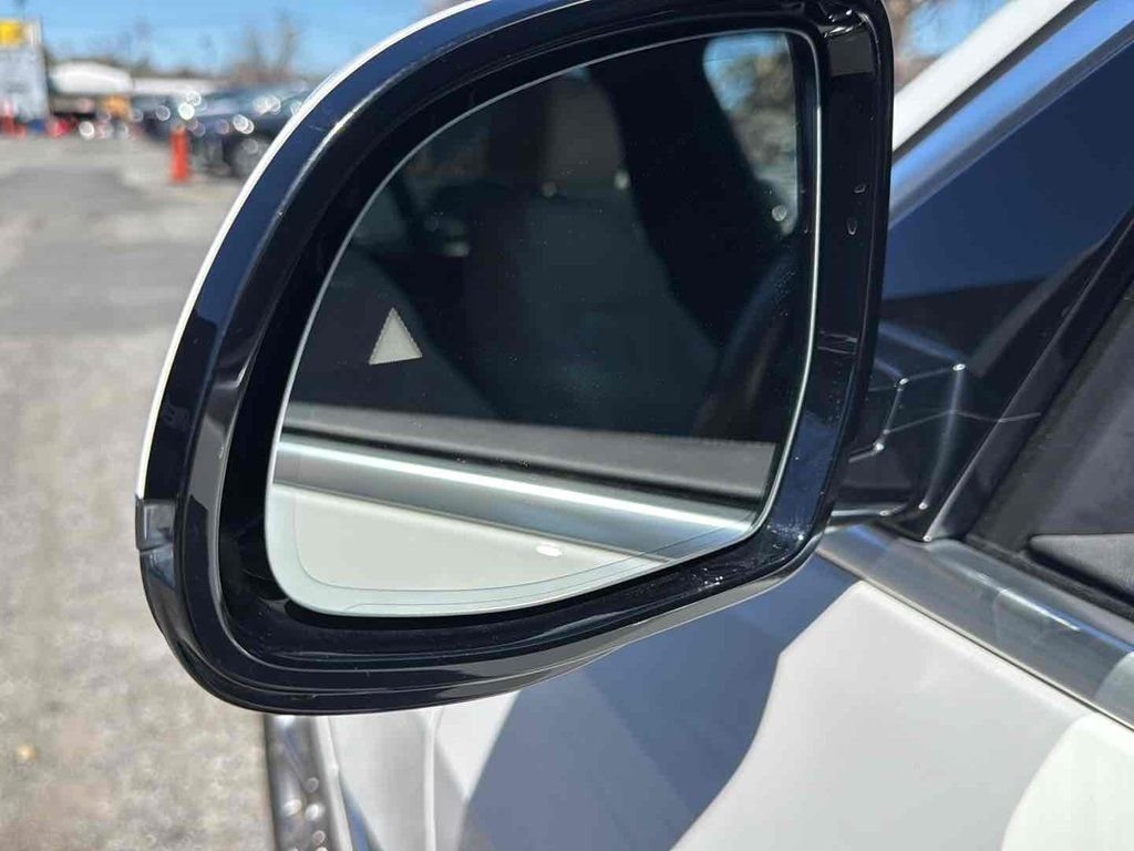 Used 2022 White BMW xDrive40i image 31