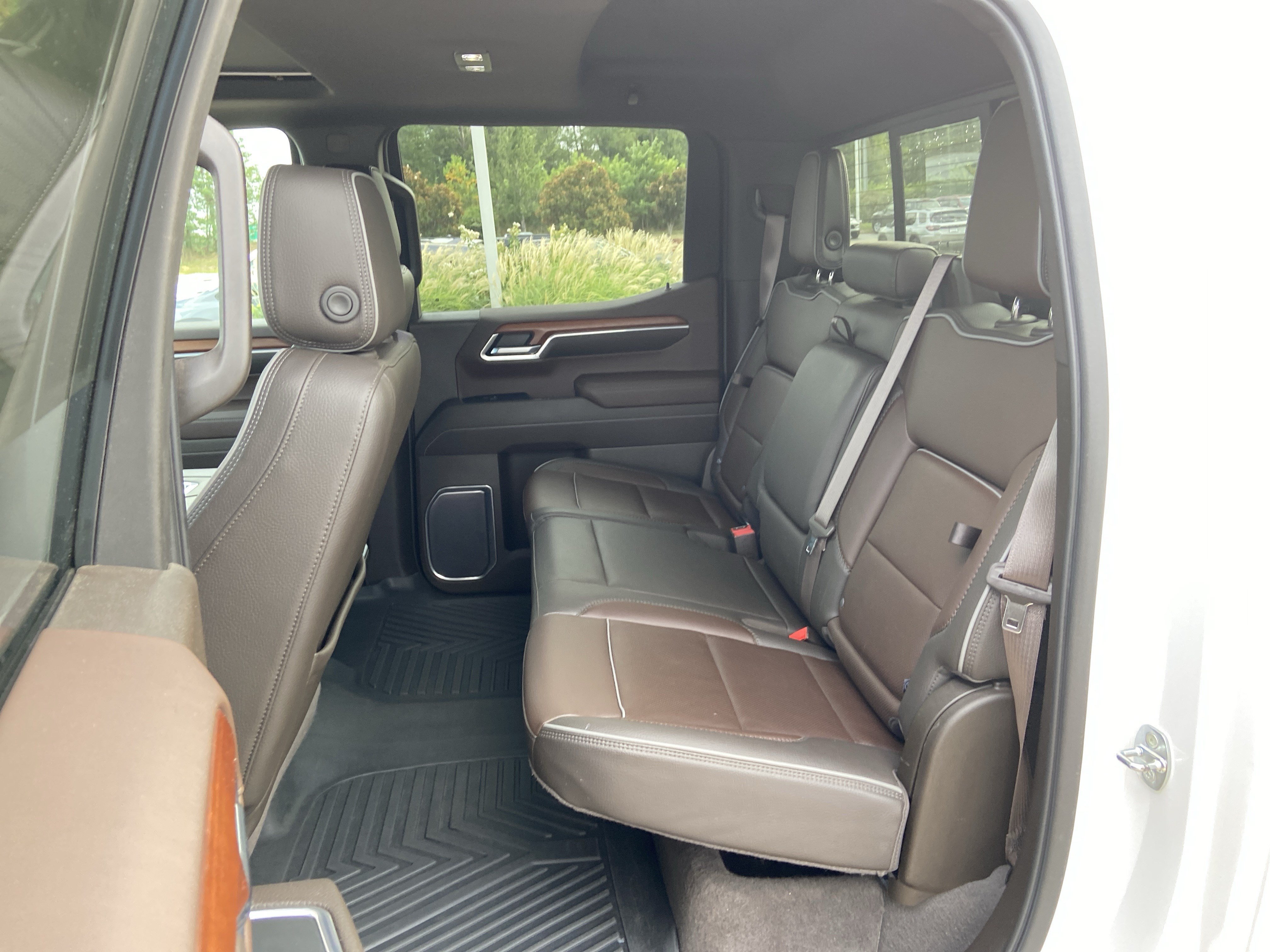 Used 2022 White Frost Tricoat GMC Denali image 16