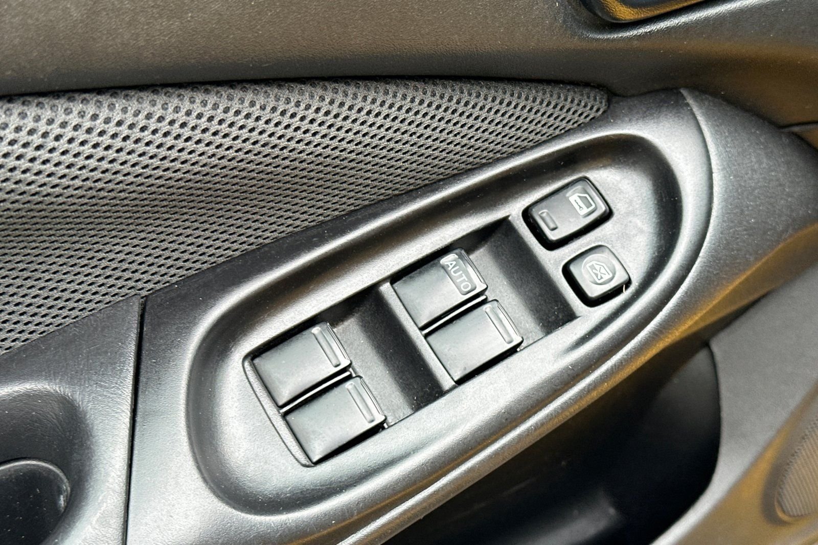 Used 2006 Yellow Nissan SE-R image 12