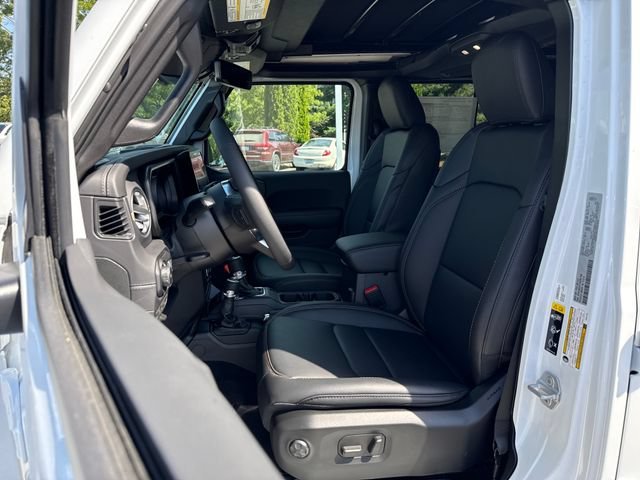 New 2026 Bright White Clear-Coat Exterior Paint Jeep Sahara image 19