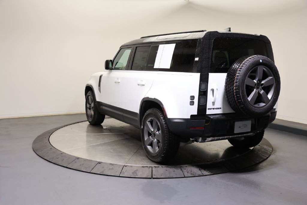 New 2026 Fuji White LAND ROVER S image 3