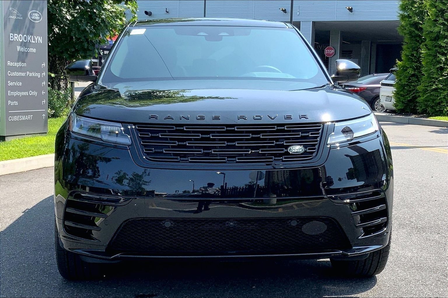 New 2026 Santorini Black Land Rover Dynamic SE image 3
