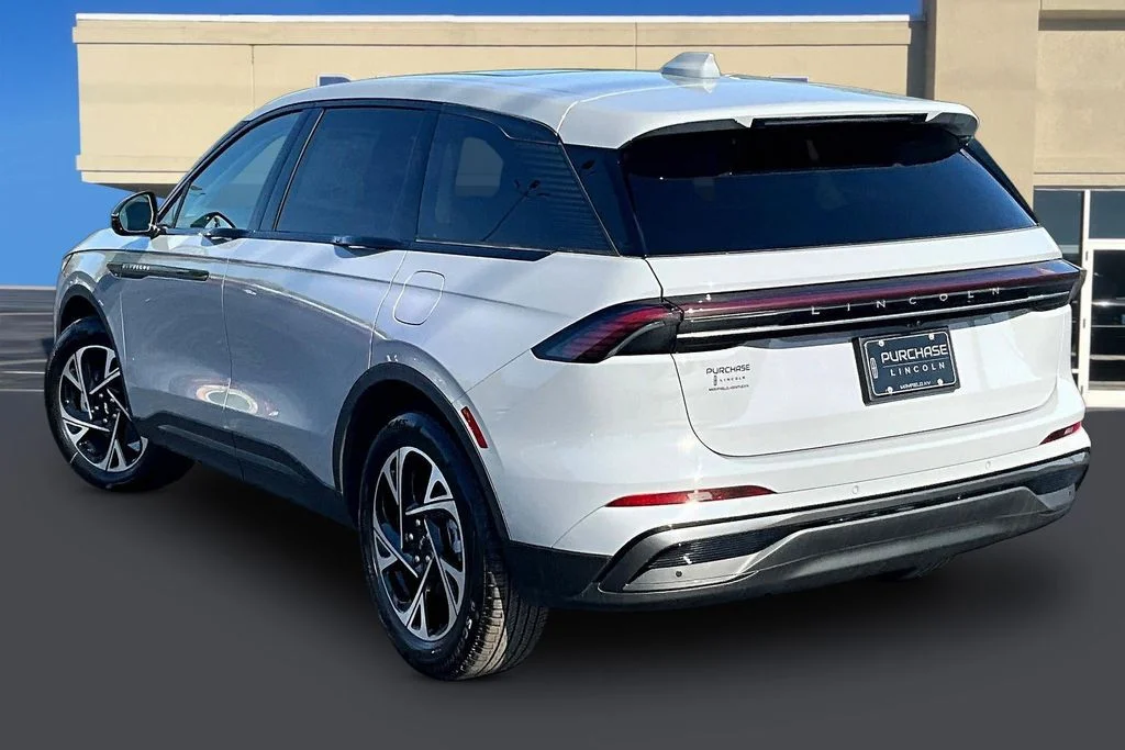 New 2026 Gray Matter Clearcoat Lincoln Premiere image 3