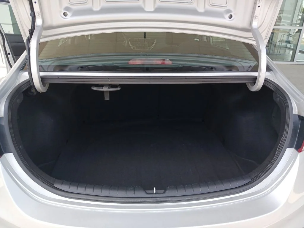 Used 2022 Silver Hyundai SEL image 27