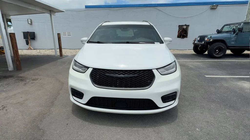 Used 2021 White Chrysler Touring L image 3