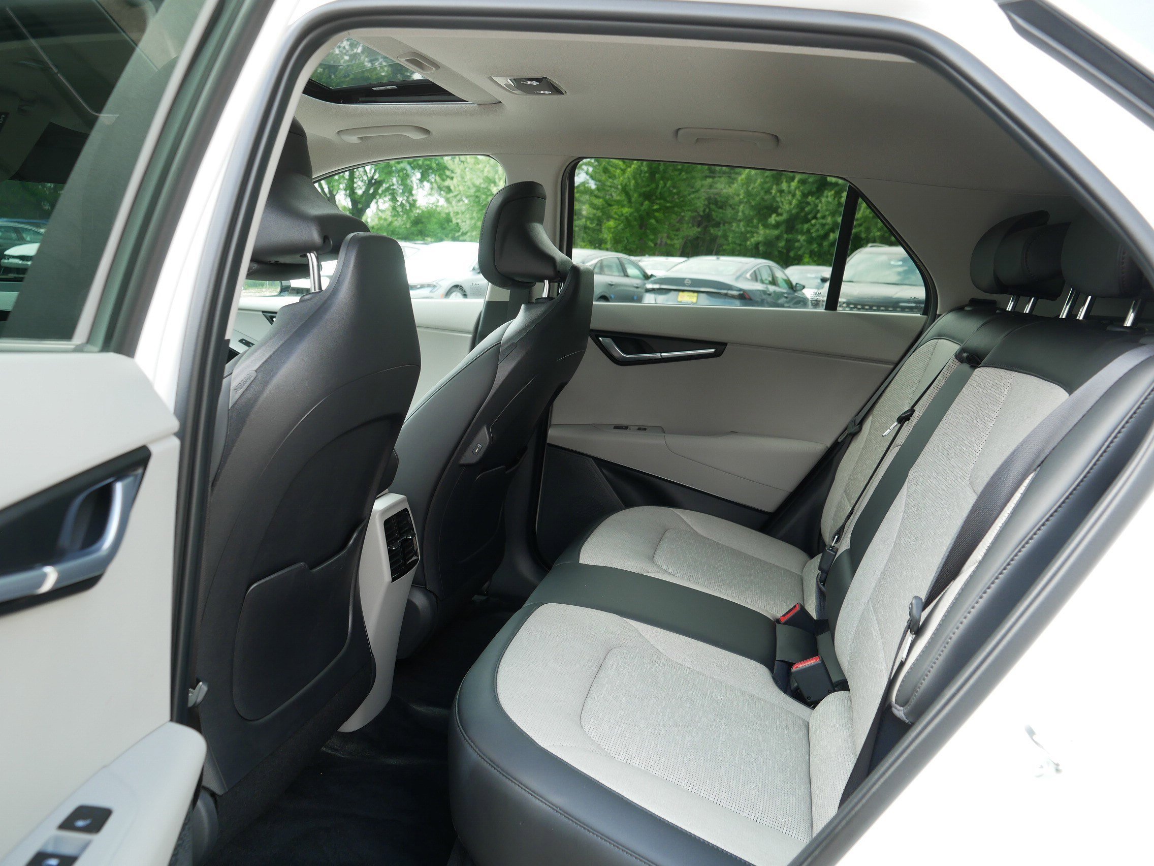 Certified Used 2024 Snow White Pearl Kia Wave image 35