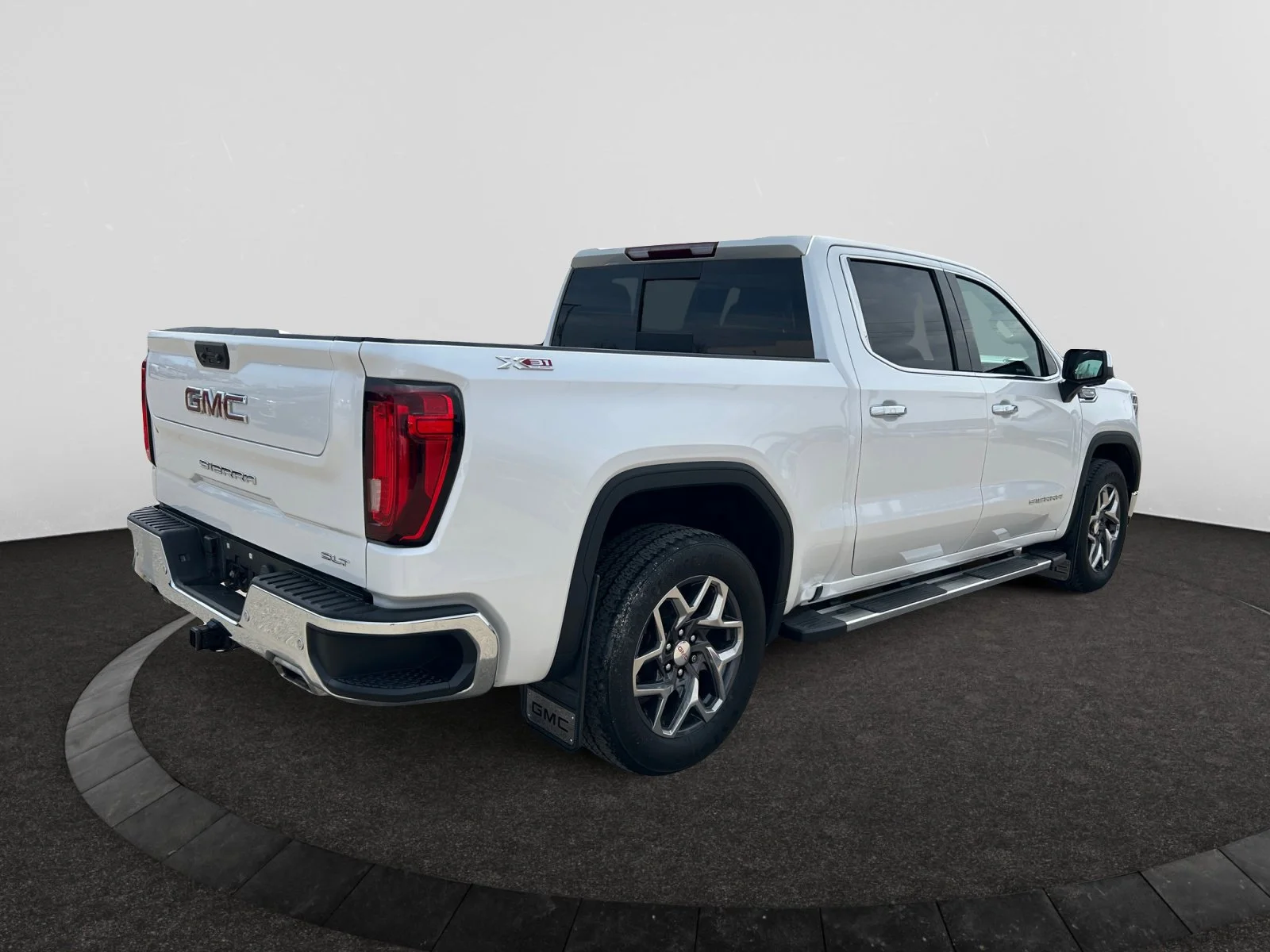 Used 2022 White GMC SLT Crew Cab image 5