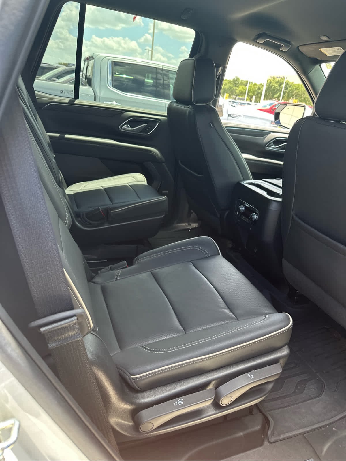 Used 2022 White Frost Tricoat GMC SLT image 9