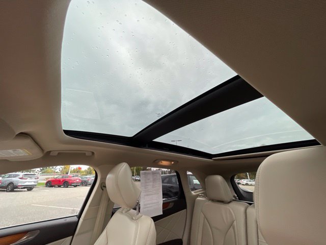 Used 2017 White Gold Metallic Lincoln Select image 26