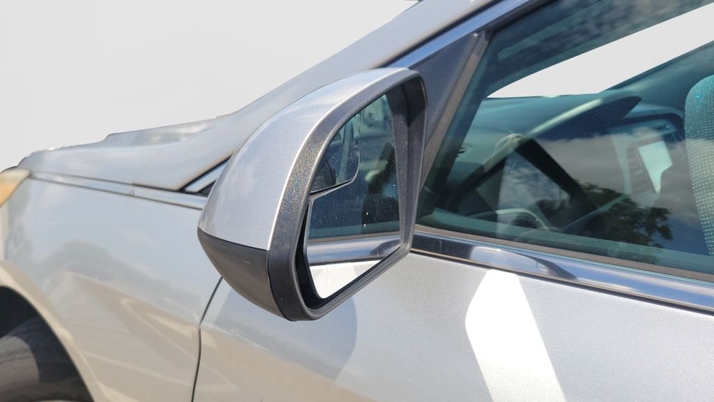 Used 2016 Silver Hyundai SE image 8