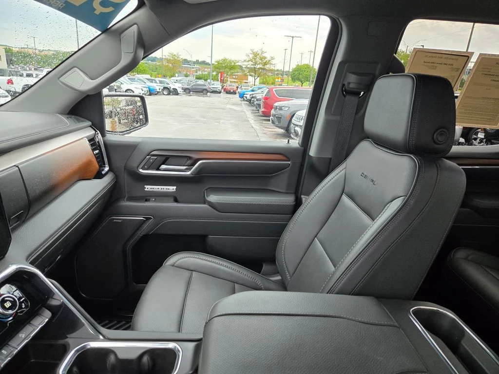 Used 2025 Black GMC Denali image 27