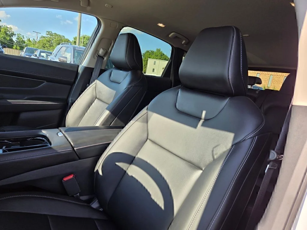 Used 2025 White Pearl Nissan SV image 11