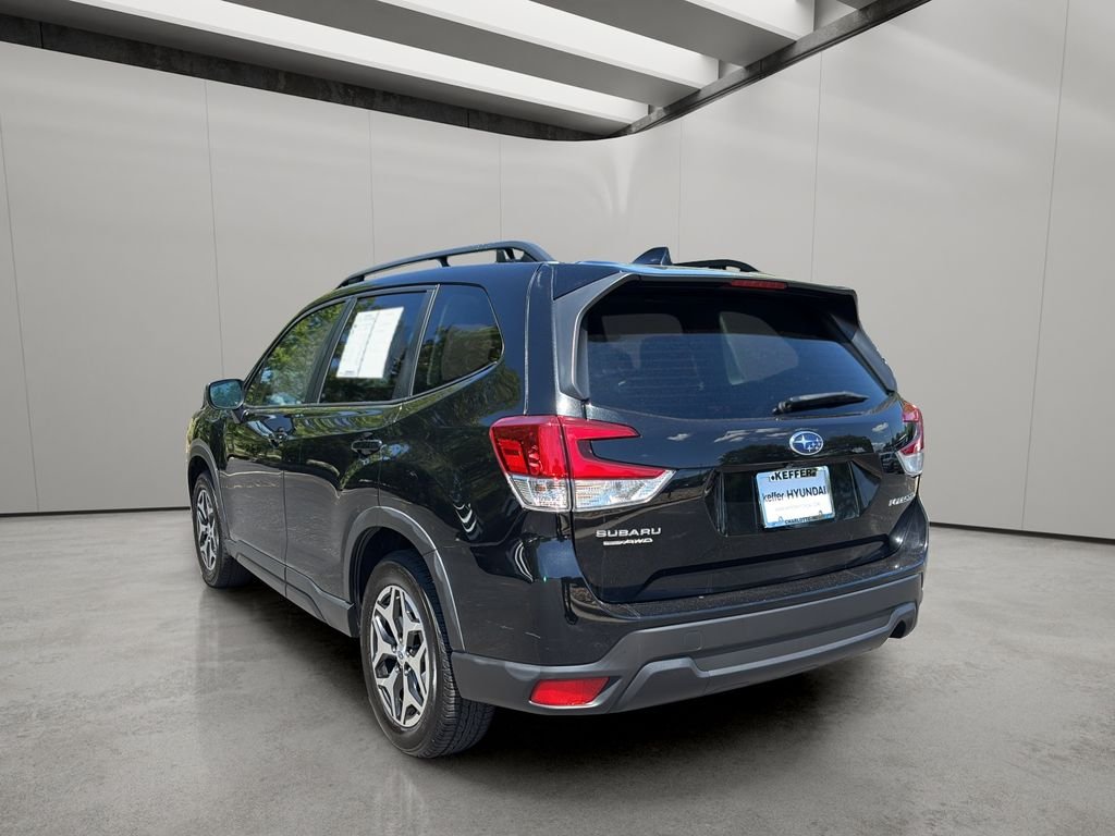 Used 2023 Crystal Black Silica Subaru Premium image 3