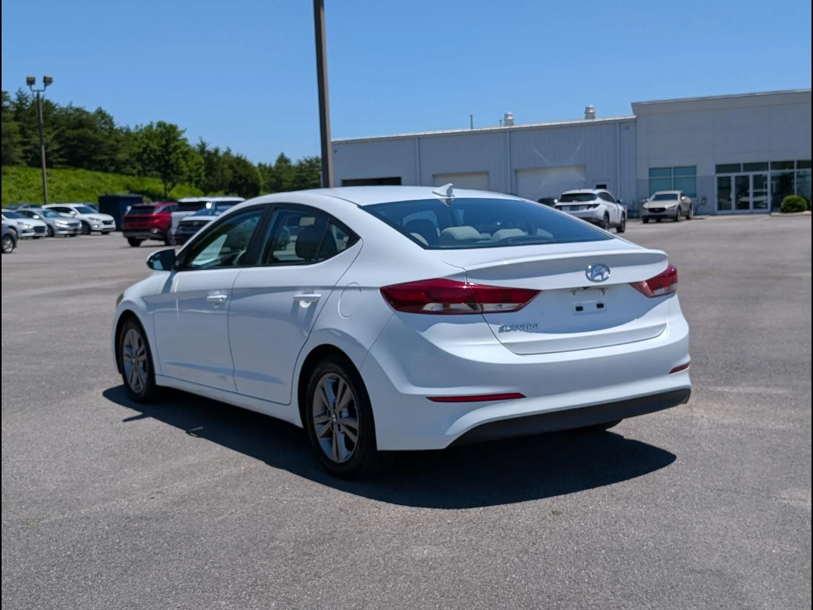 Used 2017 Quartz White Pearl W8 Hyundai SE image 4