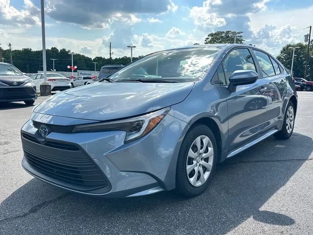 Used 2025  Toyota LE image 7