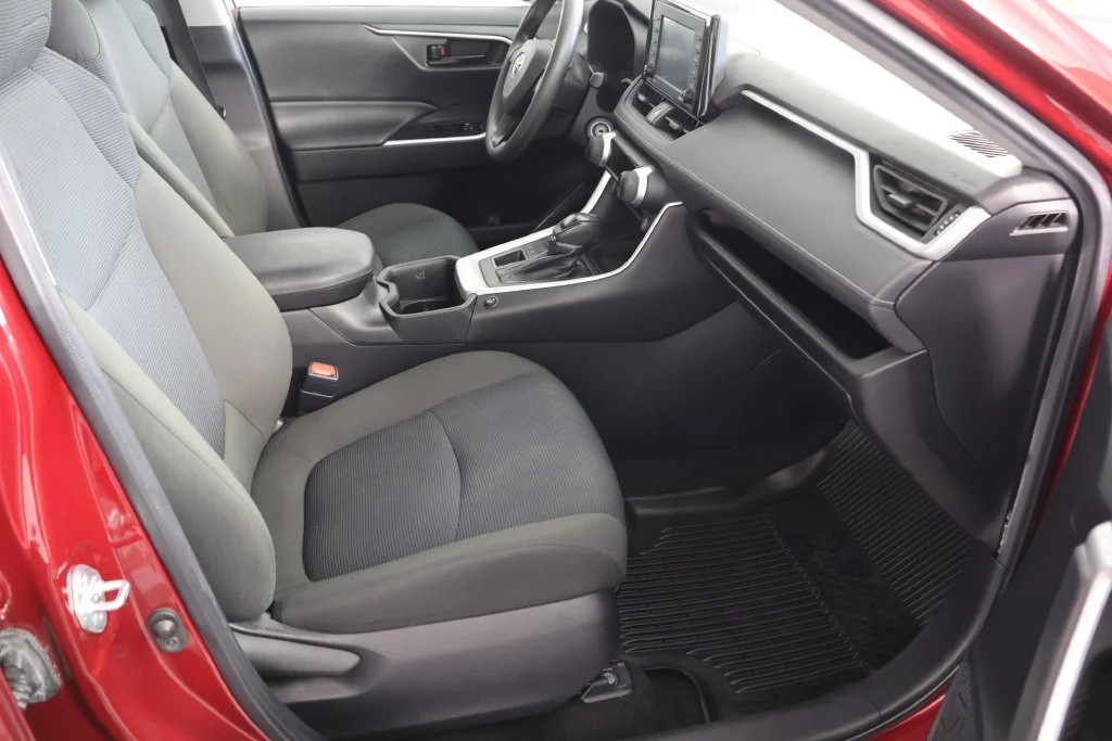 Used 2022 Pearl Toyota LE image 22