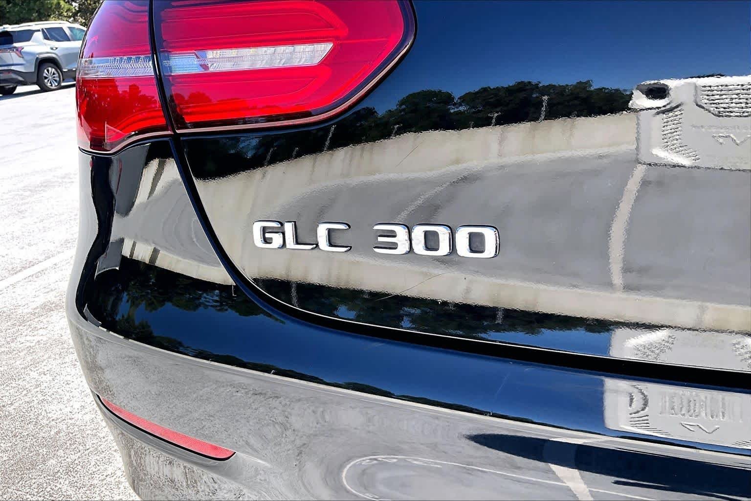 Used 2017 Obsidian Black Metallic Mercedes-Benz GLC 300 image 31