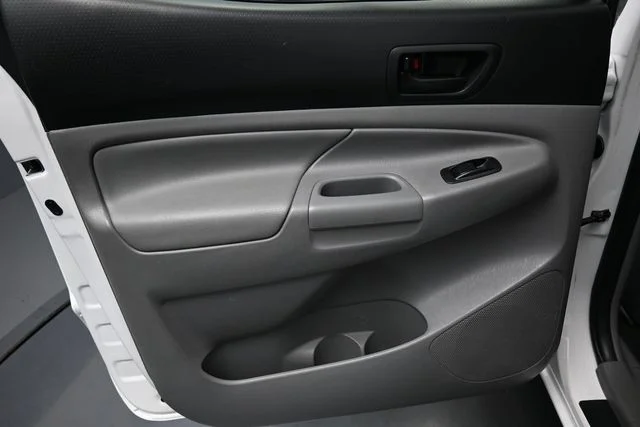 Used 2015 White Toyota Base image 11