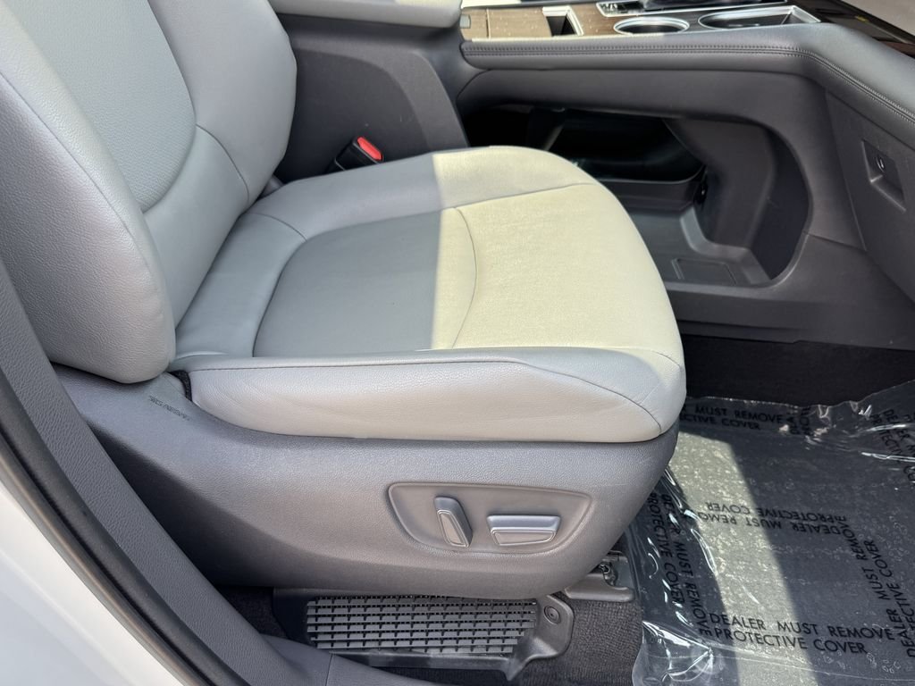 Used 2021 White Toyota XLE image 39