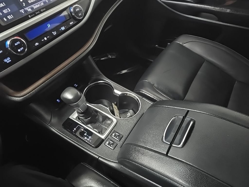 Used 2019 Silver Toyota XLE image 27