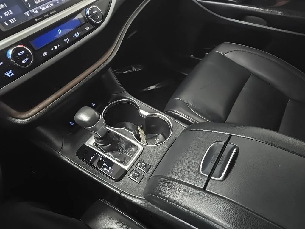 Used 2019 Silver Toyota XLE image 27