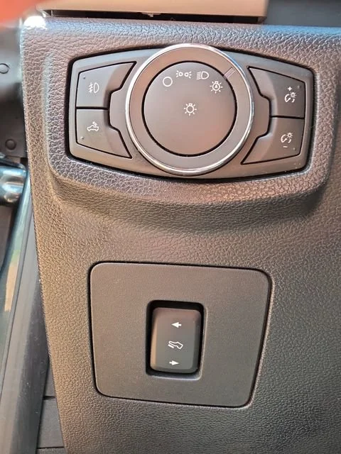 Used 2015 Gray Ford LARIAT image 32