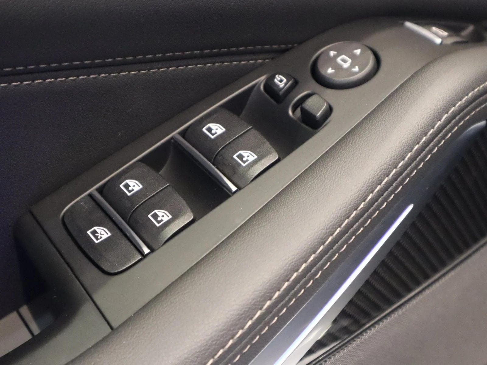 Used 2026 White BMW M60i image 24