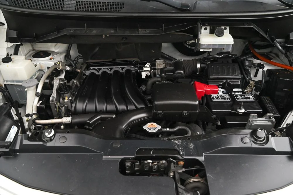 Used 2018 White Nissan S image 8