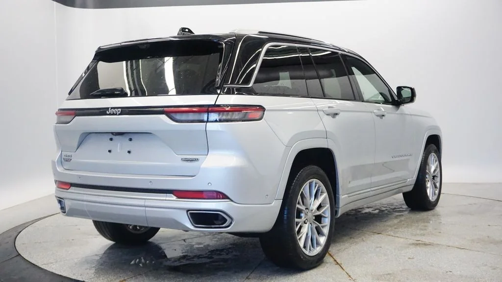 Used 2022 Silver Jeep Summit image 5