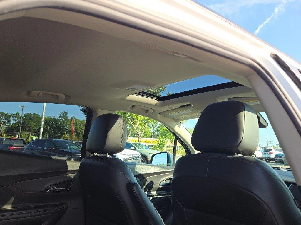 Used 2022 Summit White Buick Preferred image 8