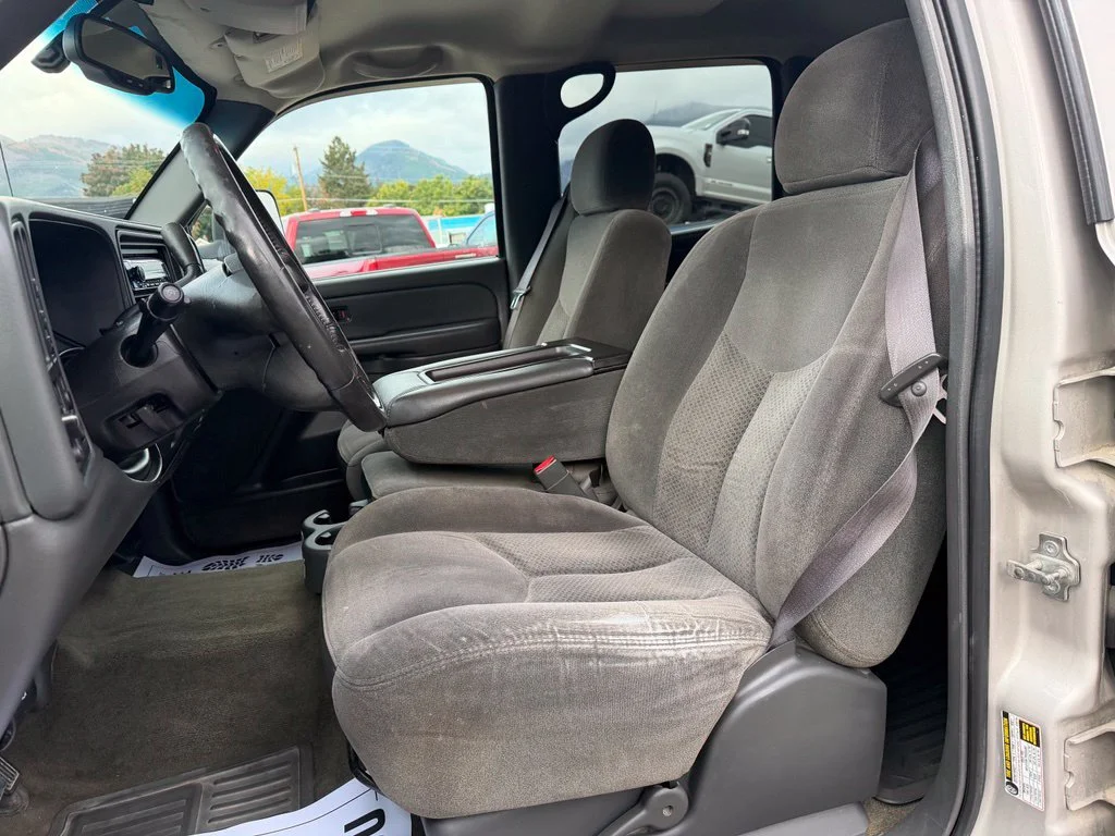 Used 2005 Silver Chevrolet LS image 10