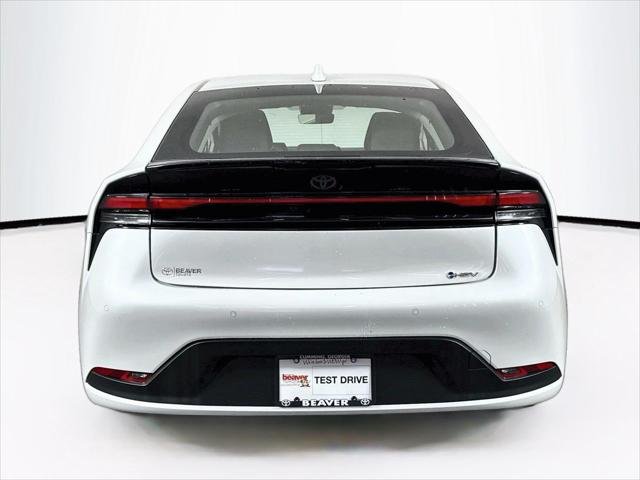 Certified Used 2025 WIND CHILL PEARL Toyota  image 11