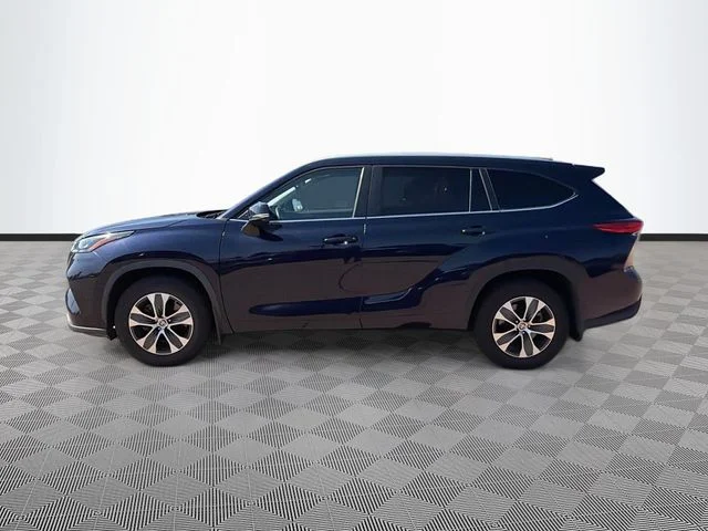 Used 2023  Toyota XLE image 4