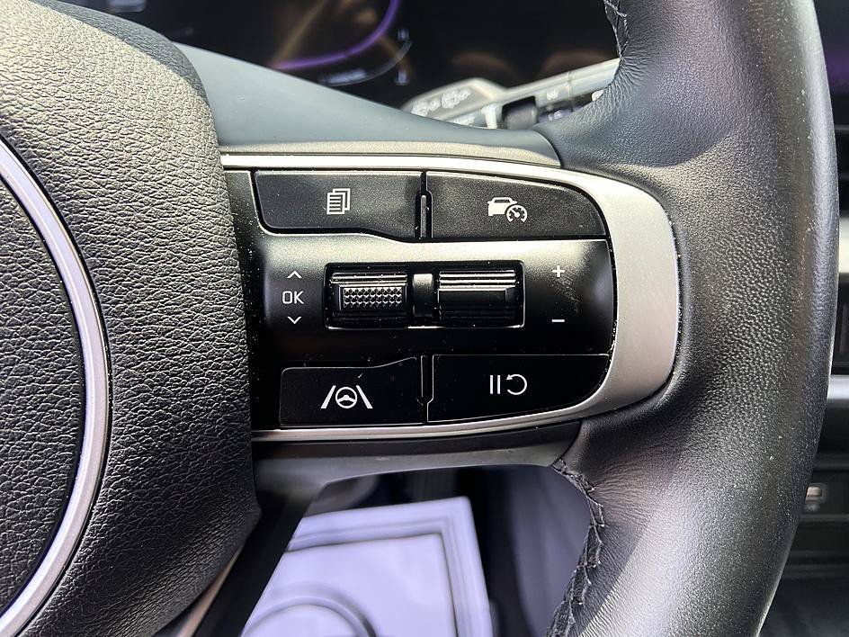 Used 2025 Everlasting Silver Kia EX image 16