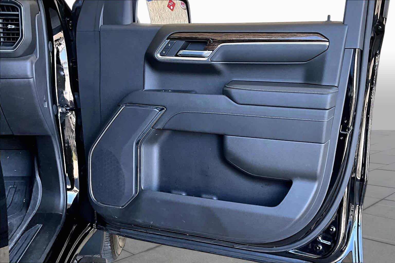 Used 2024 Onyx Black GMC Elevation image 22