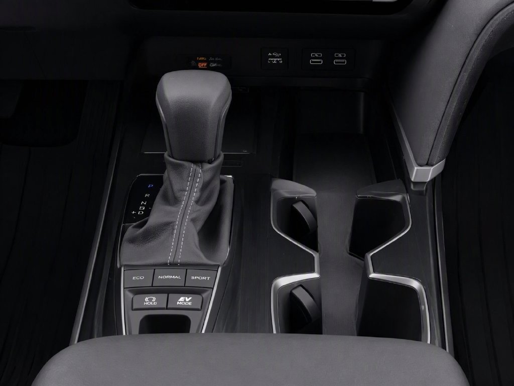 Used 2025 White Toyota LE image 17