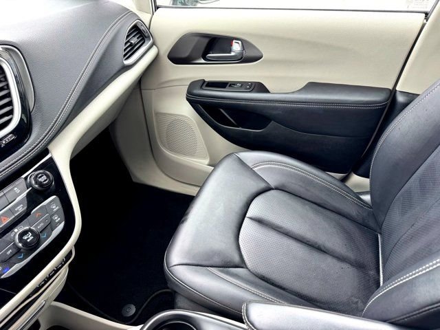 Used 2024 White Chrysler Select image 32