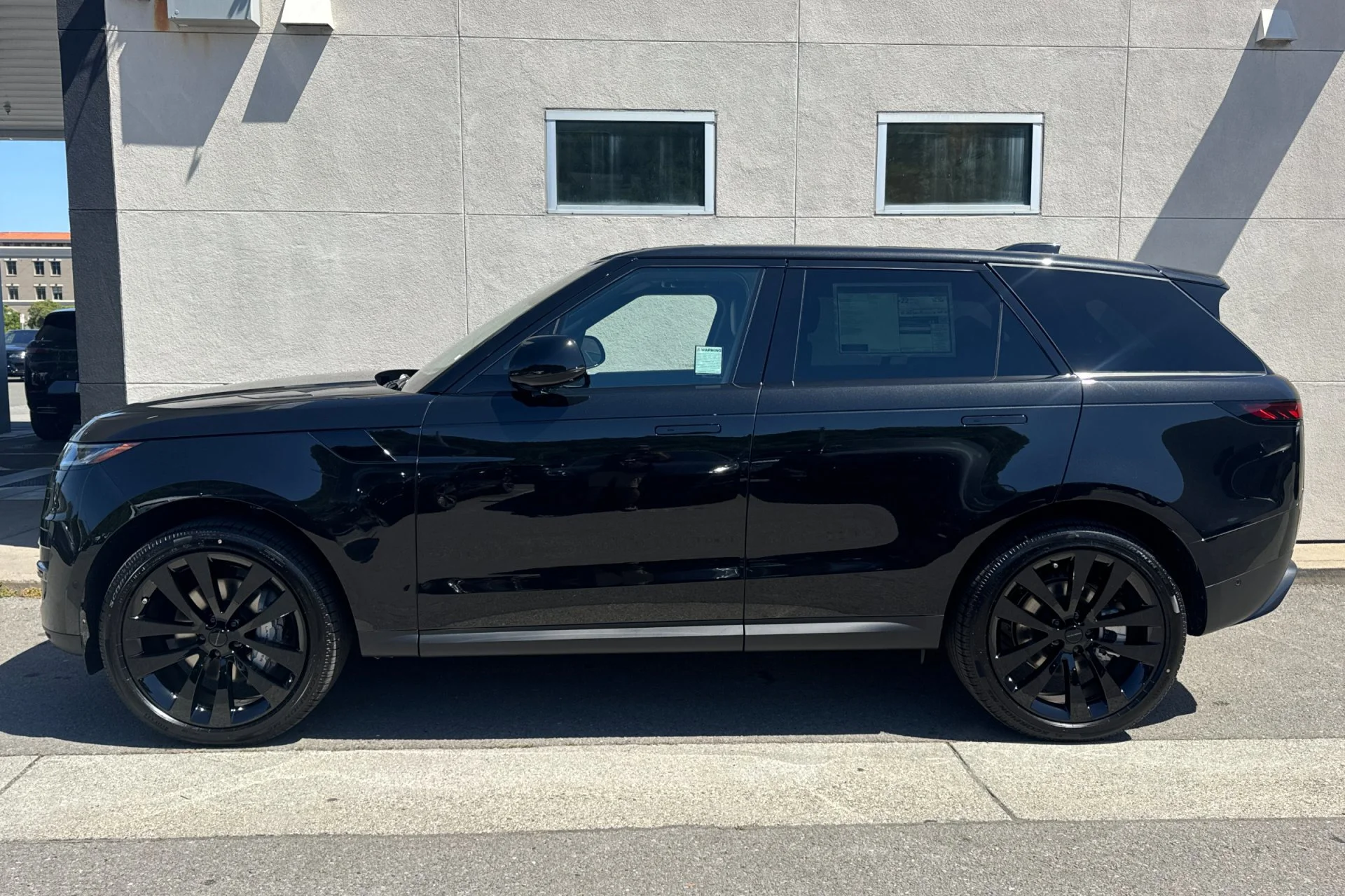 New 2026 SANTORINI BLACK Land Rover SE image 5