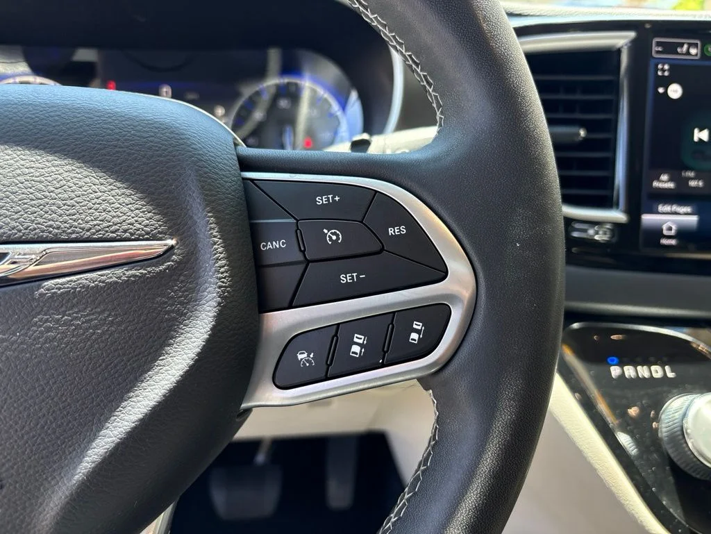 Used 2023 Silver Chrysler Touring L image 10