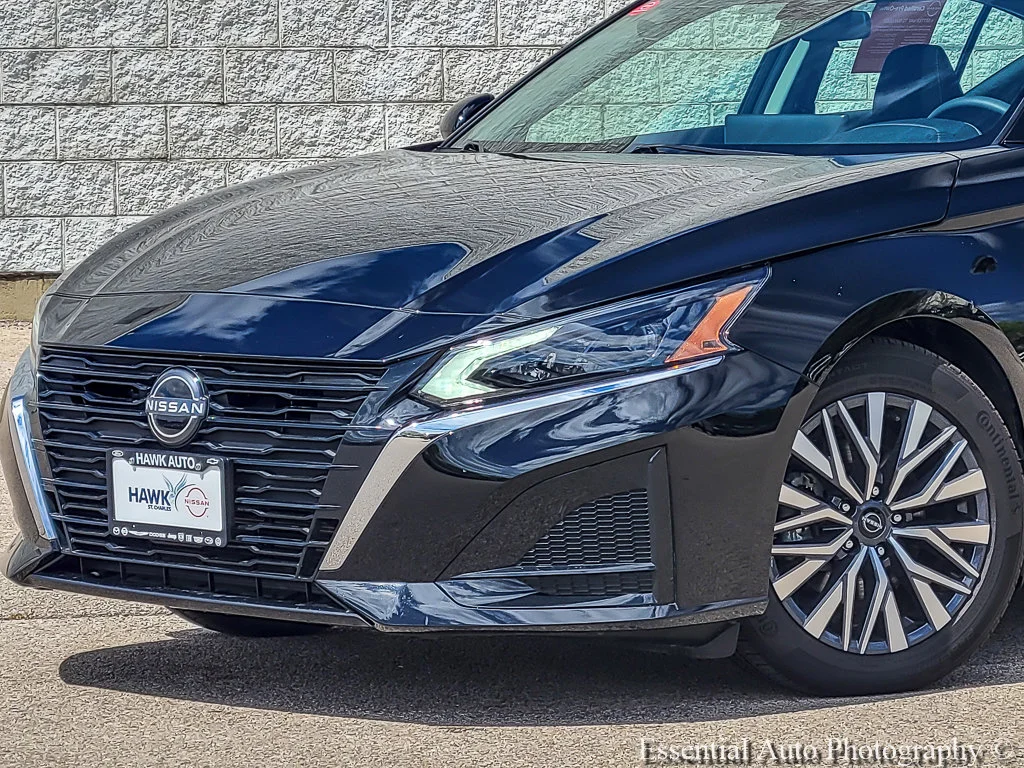 Used 2023 Super Black Nissan 2.5 SV image 2