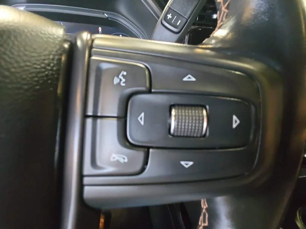 Used 2025 Summit White GMC AT4 image 19