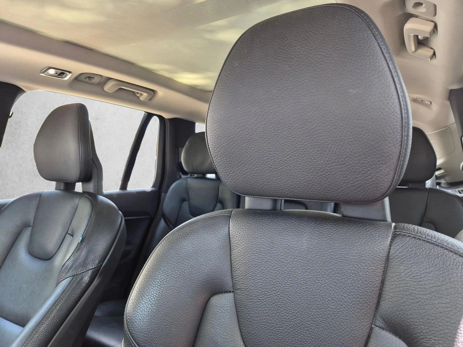Used 2020 Bright Silver Metallic Volvo Momentum image 5