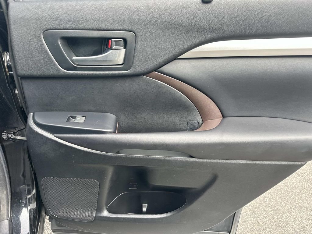 Used 2018 Black Toyota XLE image 6