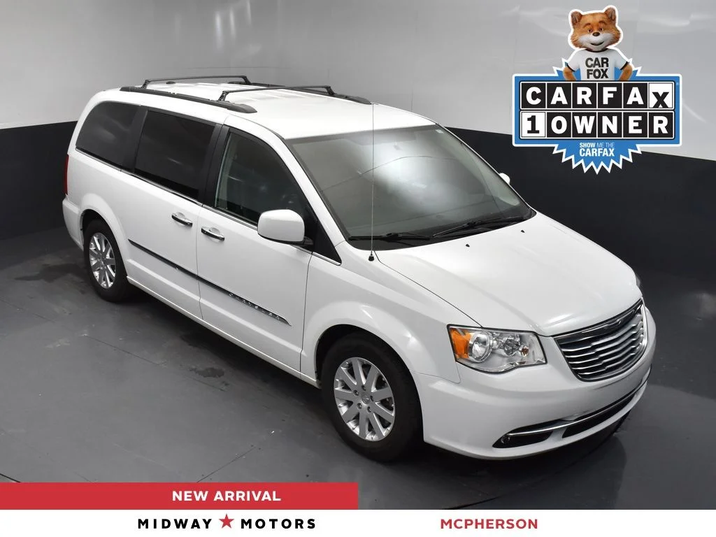 2016 Chrysler Town & Country Touring's photo