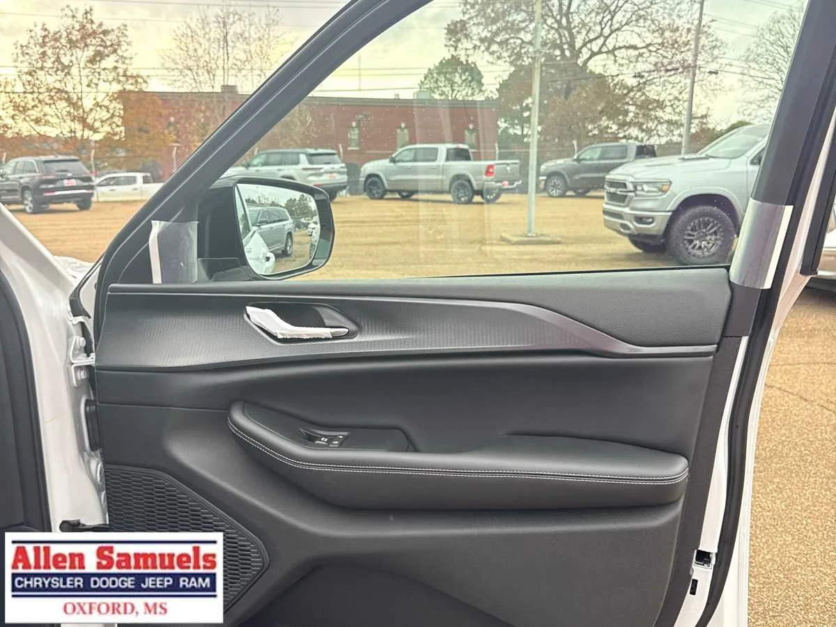 2025 Jeep Grand Cherokee Altitude - Photo 14