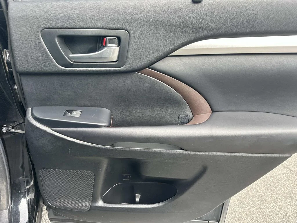 Used 2018 Black Toyota XLE image 6