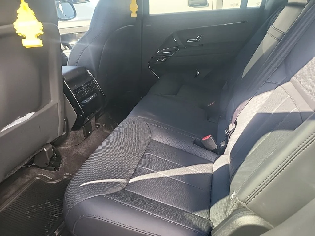 Used 2023 Black Land Rover SE Dynamic image 12